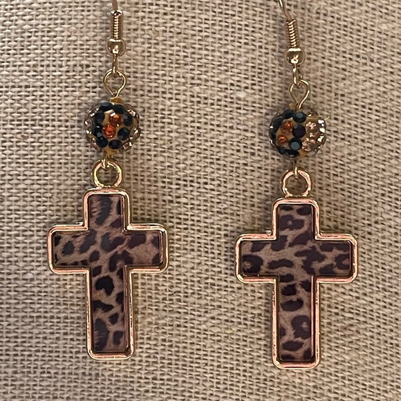 💥NEW ARRIVAL!💥 Angelina Crystal Ball Leopard Cross Earrings - Picture 1 of 2
